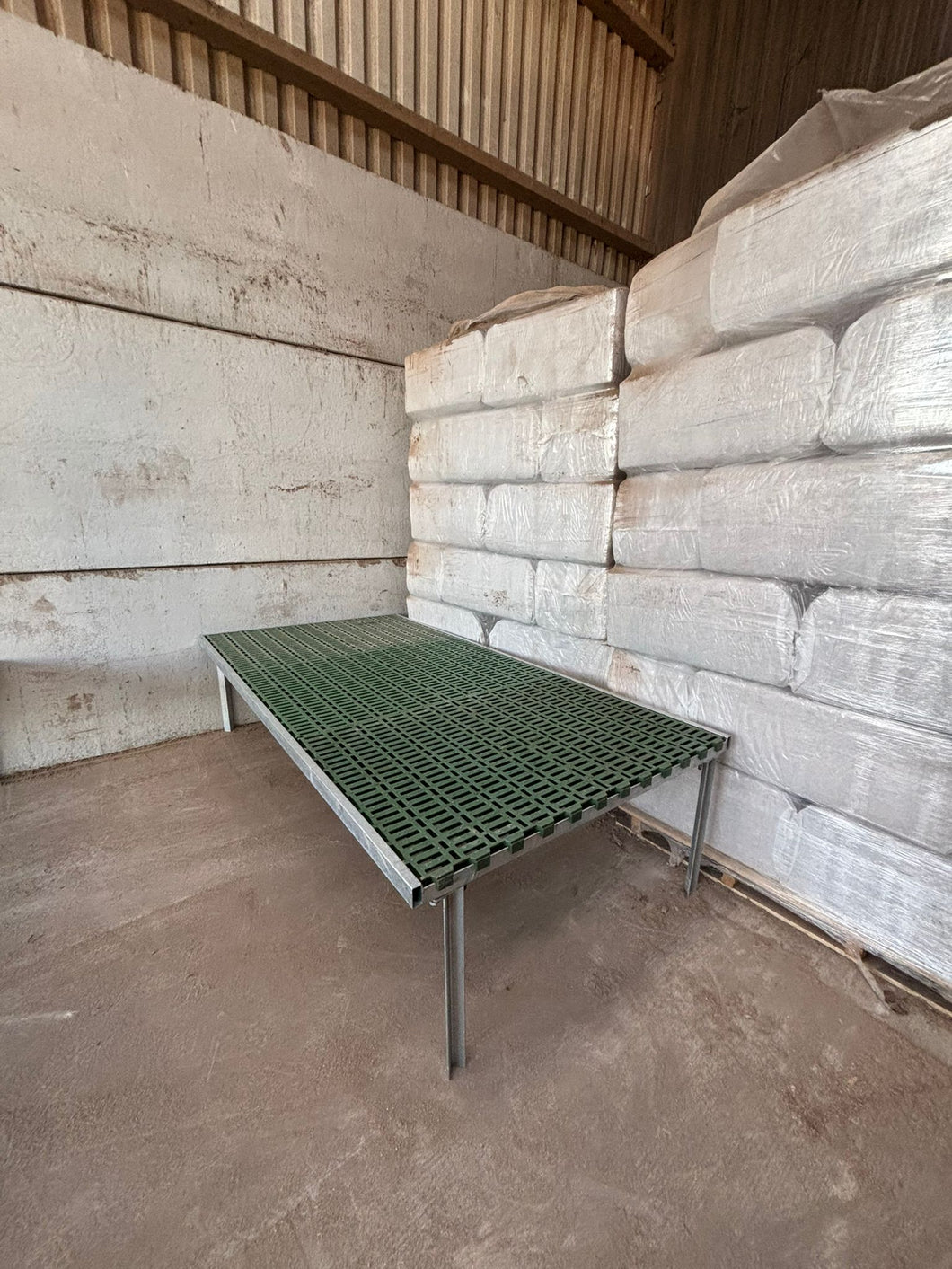 Fully Galvanised Plastic Sheep Slat Stand